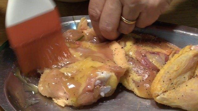 untamos con la salsa el pollo