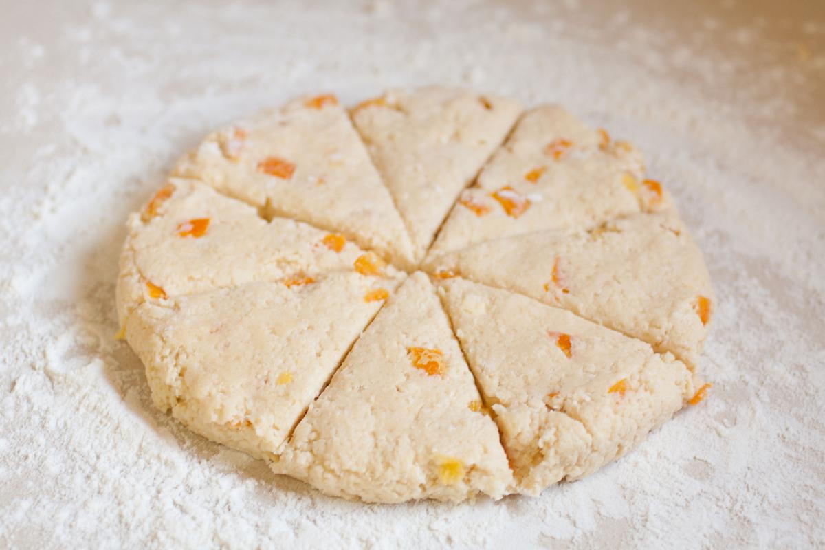 Scones de Quinoto con Glaseado masa cruda en forma de circulo