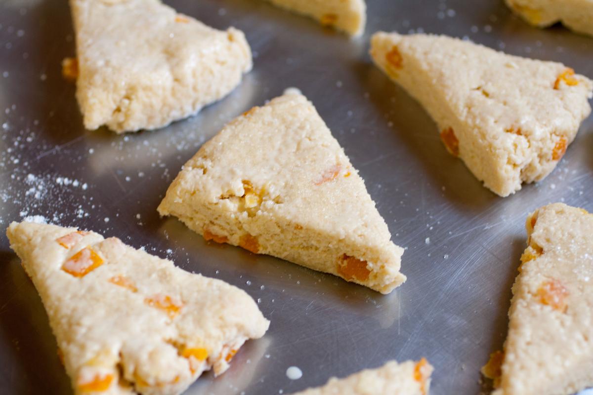 masa cruda de scones de quinoto en una bandeja
