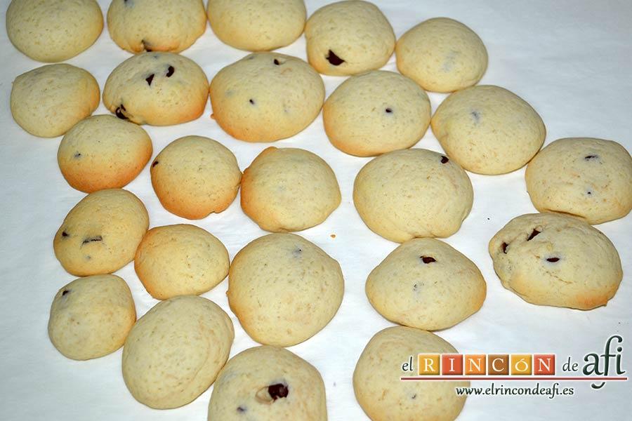 Galletas azucaradas con pepitas de chocolate, hornear