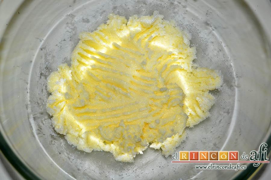 Galletas azucaradas con pepitas de chocolate, mezclar bien hasta integrar