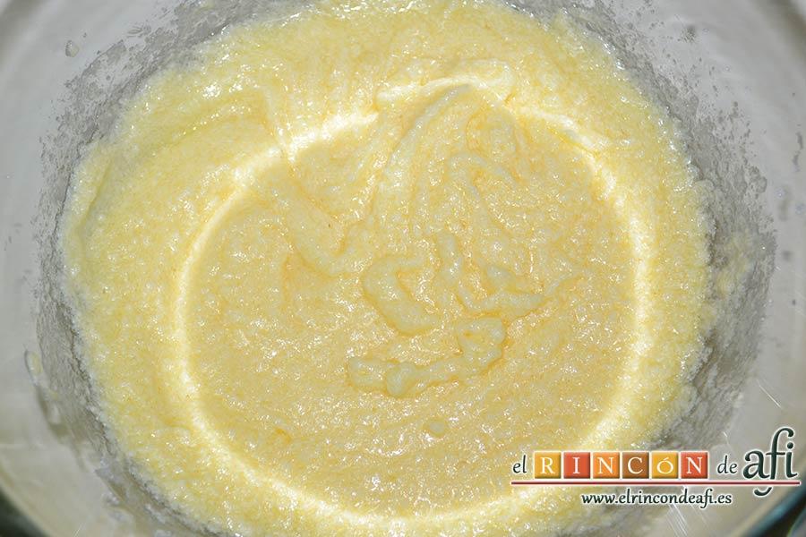 Galletas azucaradas con pepitas de chocolate, mezclar bien hasta obtener una crema