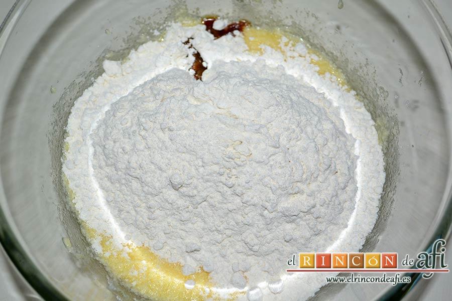 la harina, la levadura, la pizca de sal y unas gotitas de esencia de vainilla