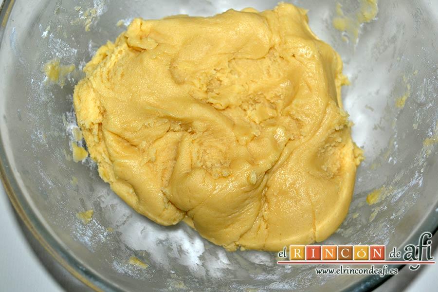 Galletas azucaradas con pepitas de chocolate, mezclar muy bien hasta obtener una masa