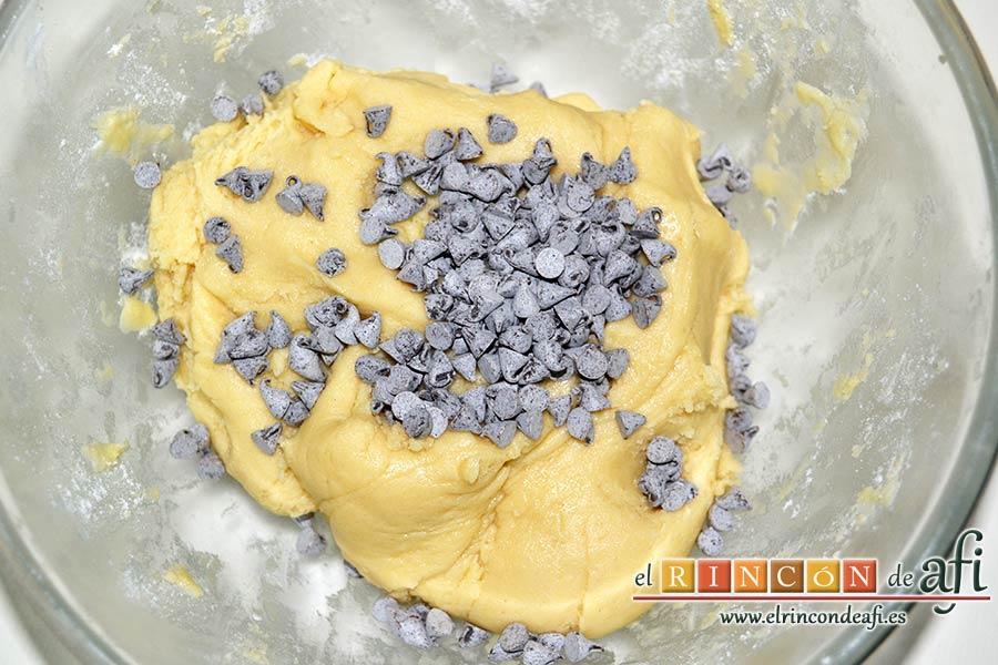 Galletas azucaradas con pepitas de chocolate, echar las pepitas de chocolate