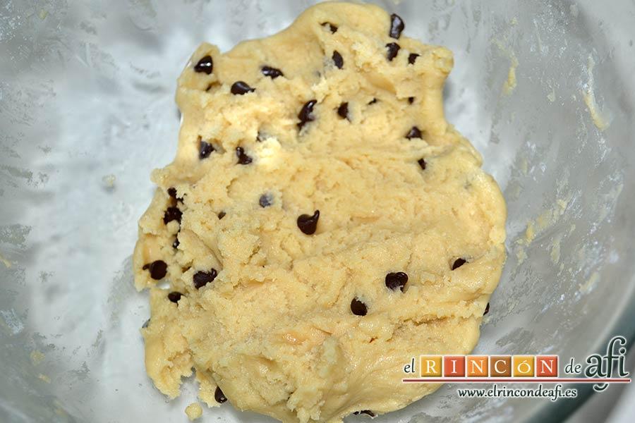 Galletas azucaradas con pepitas de chocolate, mezclar y amasar con las manos