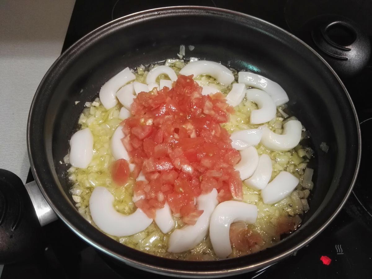 Pochando la cebolla con tomate y calamares