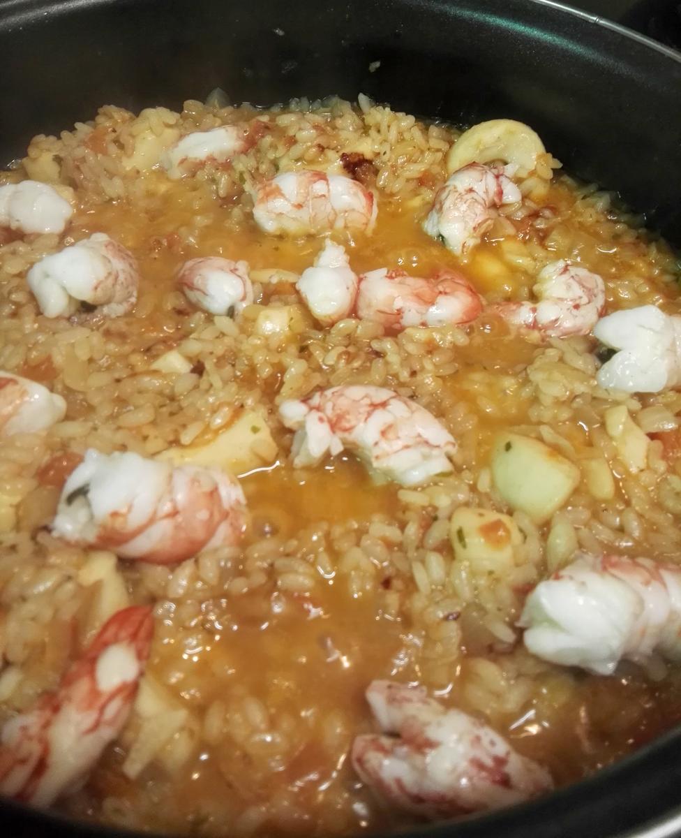 Añadimos los langostinos pelados al arroz