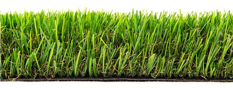 Césped natural versus césped artificial