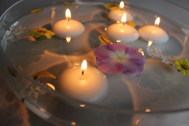 centro de mesa con velas flotantes
