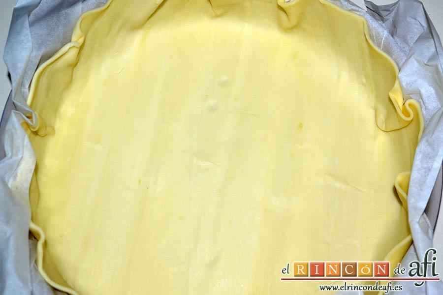Quiche de lacón y queso, extender la lámina de masa quebrada y ponerla sobre el molde conservando el papel con el que viene y apretándola bien a las paredes del molde