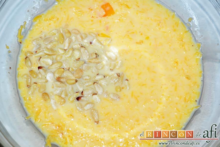 Quiche de lacón y queso, añadir el queso cheddar rallado y los piñones