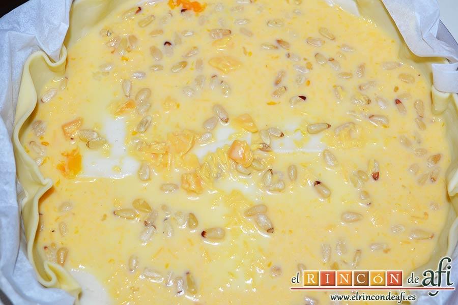 Quiche de lacón y queso, volcar la mezcla sobre el lacón y el queso
