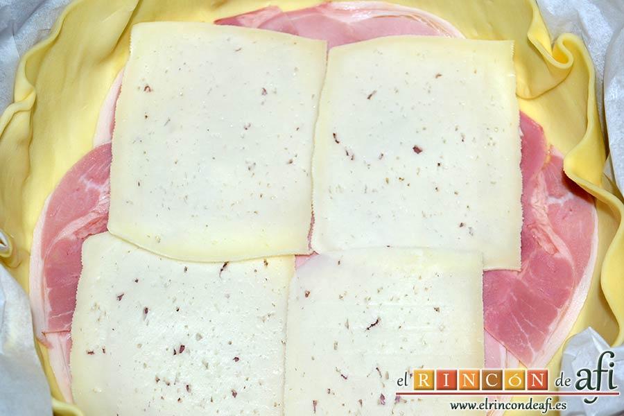 Quiche de lacón y queso, poner encima una capa de queso semicurado