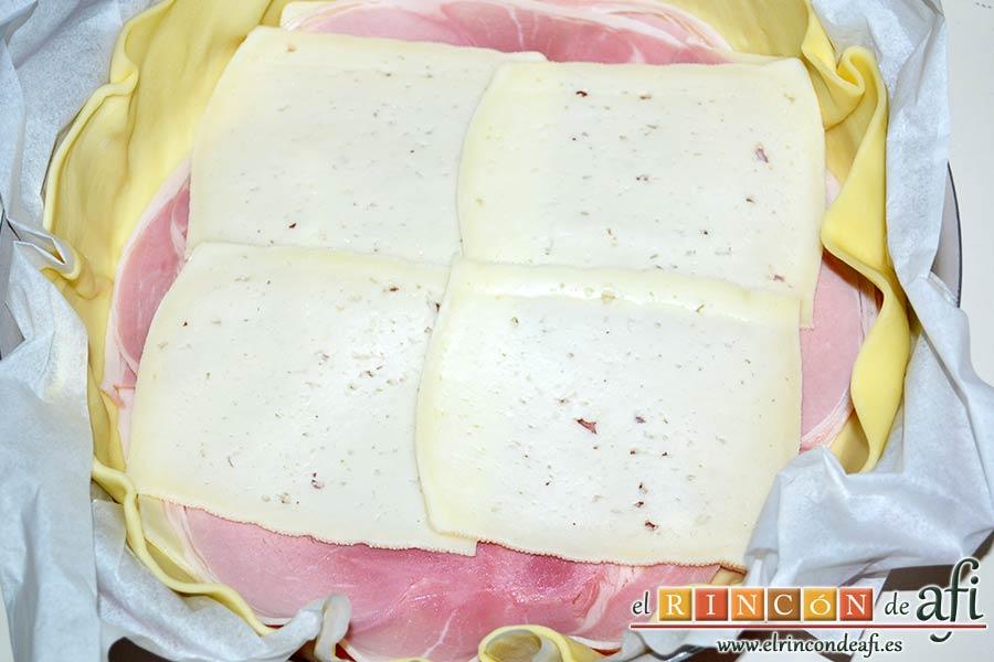 Quiche de lacón y queso, poner una segunda capa de queso semicurado