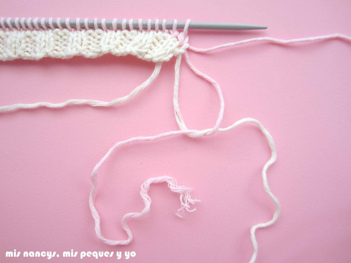 mis nancys, mis peques y yo, tutorial jersey de punto de verano para niñas "Fresa y nata", anudar las dos hebras