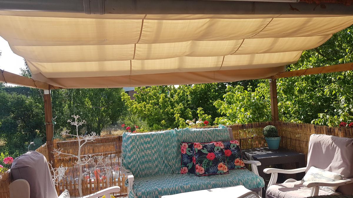 Balcon y terraza para el verano - un toldo para una buena sombra