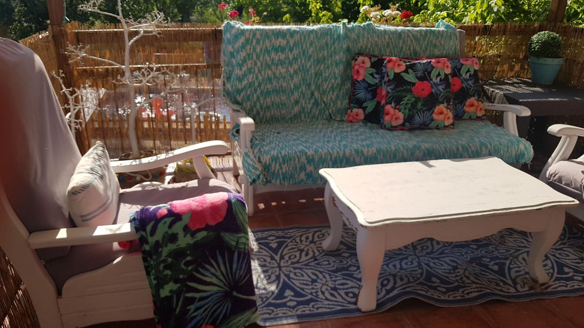 Balcon y terraza para el verano - mantita y cojines