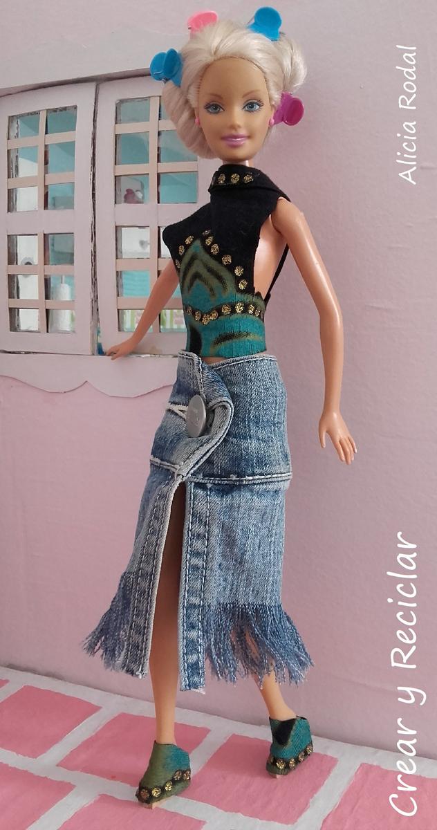 Conjunto hippie para muñecas con retales, top, falda flecos y botines. DIY