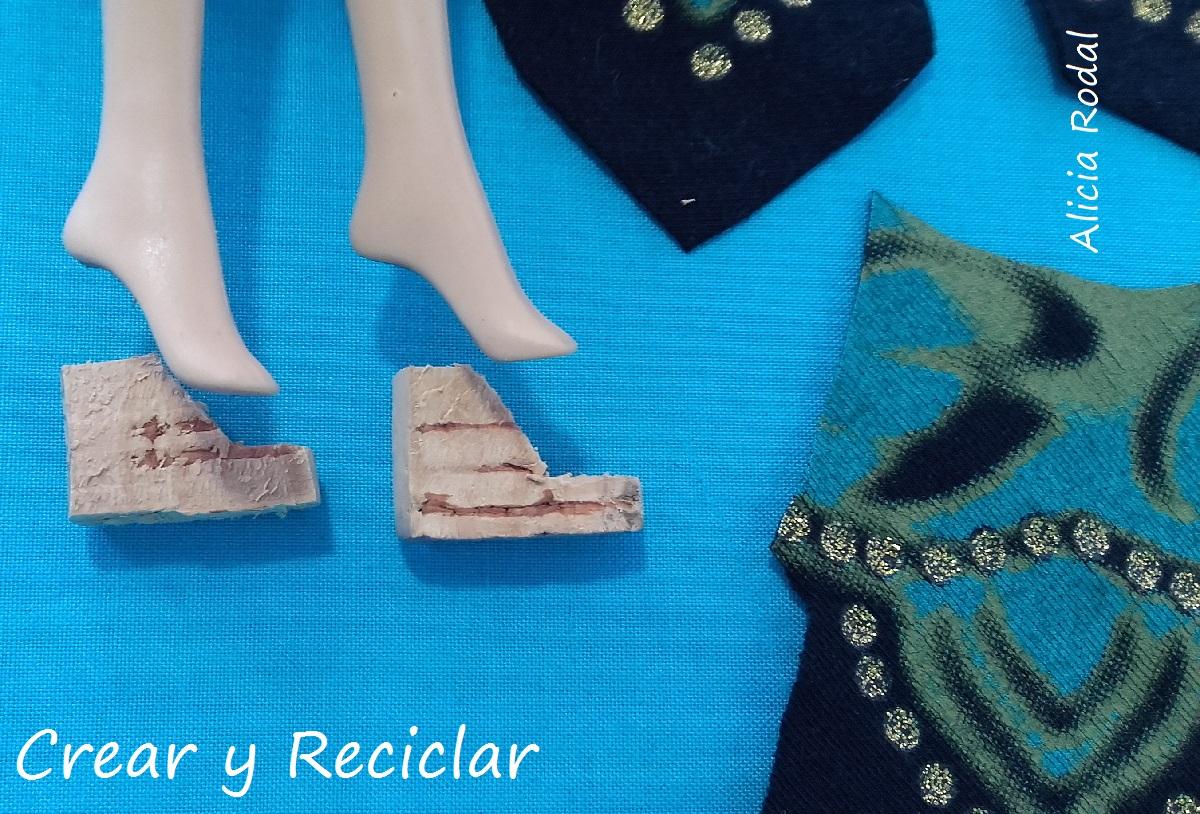Conjunto hippie para muñecas con retales, top, falda flecos y botines. DIY