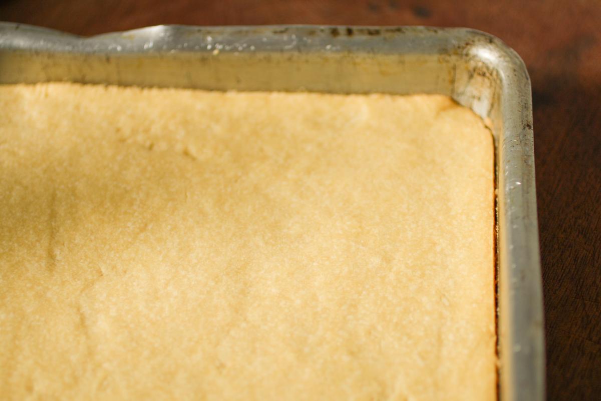 masa para Barras Cremosas de Limón en una bandeja