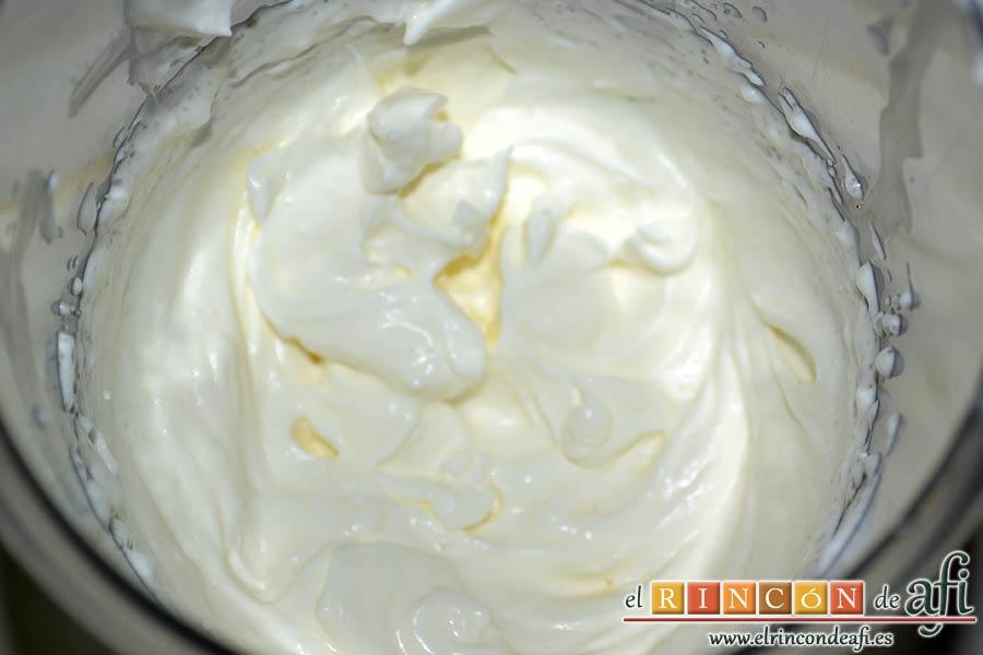 Goxúa, añadir el azúcar y seguir montando hasta que coja consistencia