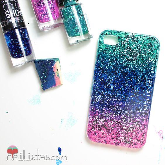 Para hacerla solo necesitas una funda vieja o que no te guste,esmaltes brillantes y nada mas rocio: 