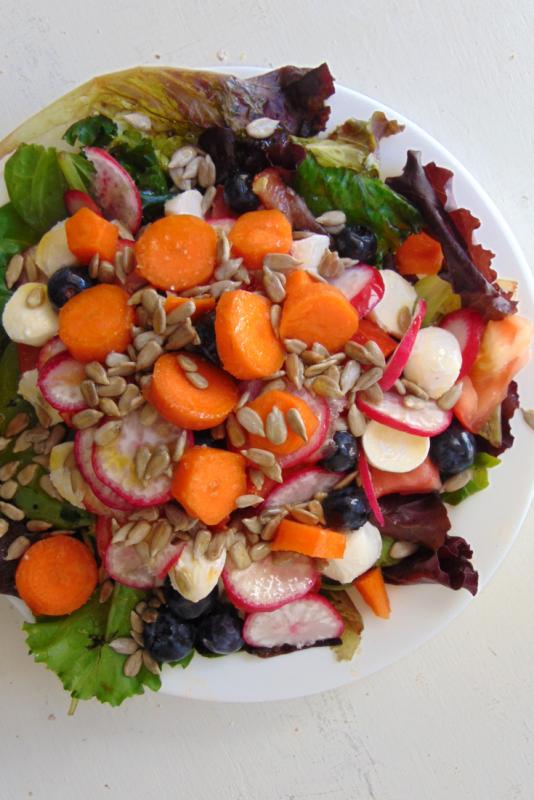 ensalada con arandanos frescos y rabanitos
