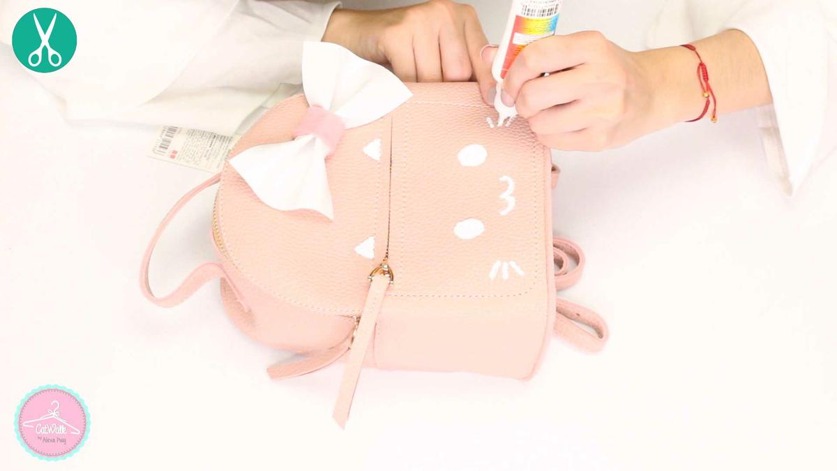 Dibuja un gato en el bolso