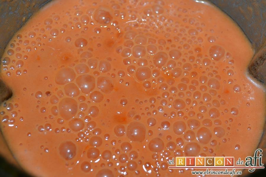 Gazpacho de tomates y sandía, echar la sal, el aceite de oliva y el vinagre y seguir triturando