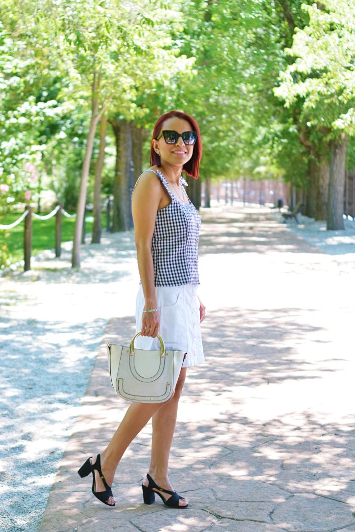 Look con top cuadros vichy