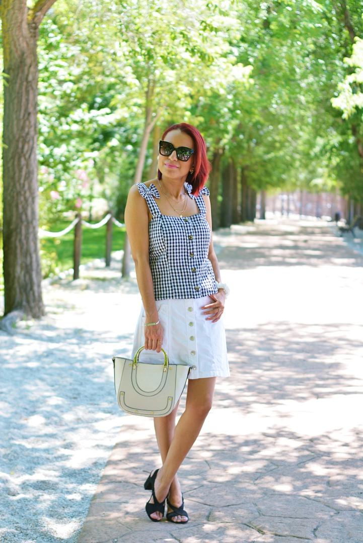 Outfit con top y falda vaquera