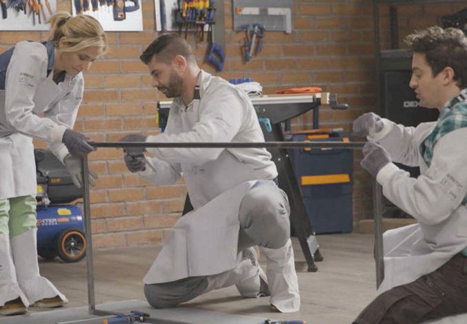 Un momento del capítulo 1 de Casaterapia, con el prota aprendiendo a soldar