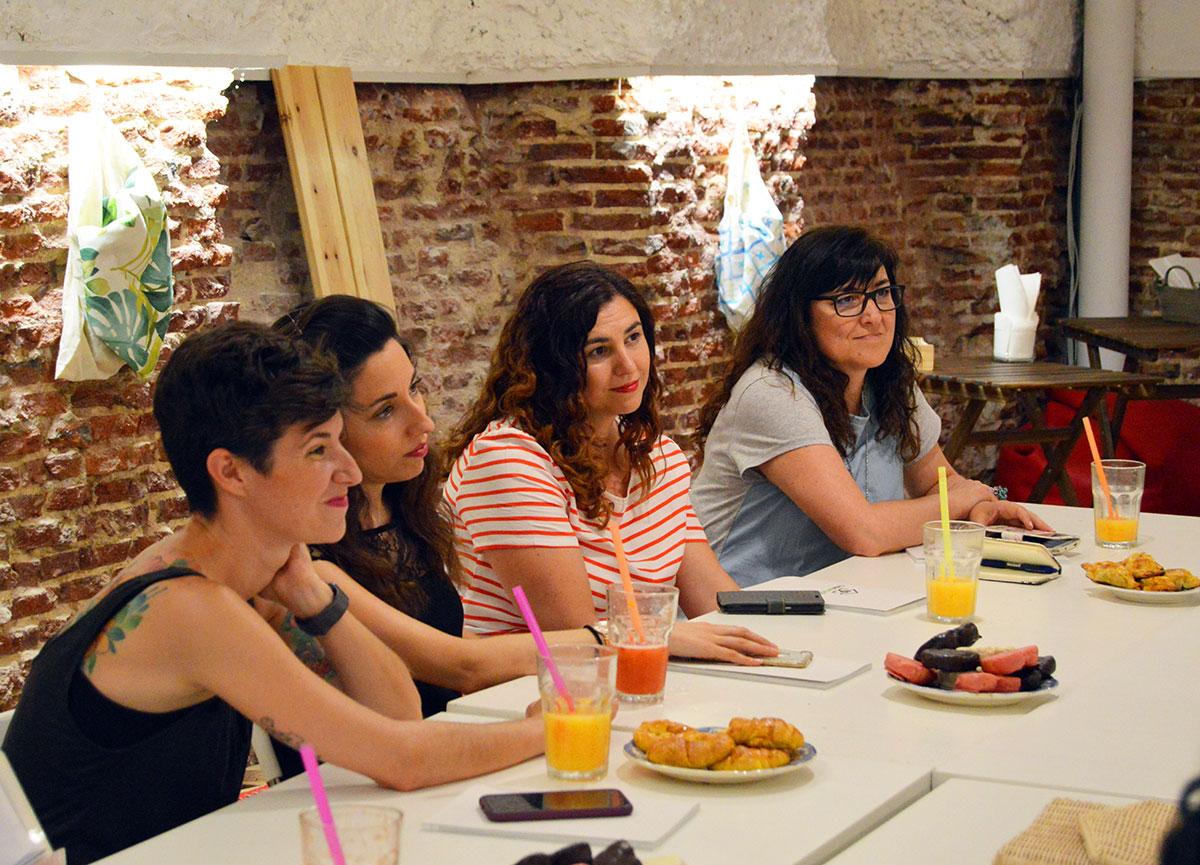 Cristina, Lara, yo y Lucía atendiendo un montón en la presentación de Casaterapia ;)