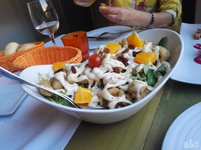 Ensalada de Pollo Crujiente, Naranja y Aliño suave de Mostaza 