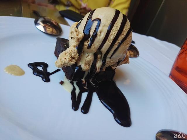 Brownie con helado.