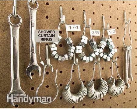 truco para guardar tuercas y arandelas con ganchos de ducha