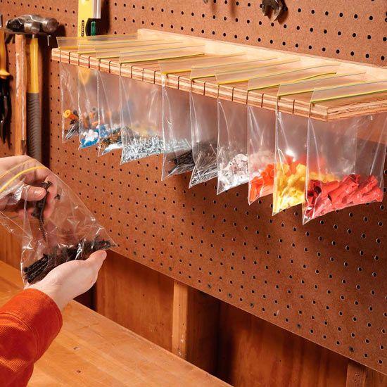 idea para guardar piezas pequeñas en bolsas zipplock colgadas de un panel de herramientas
