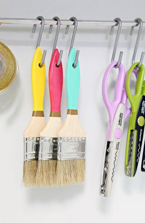 idea para colgar brochas y tenerlas ordenadas