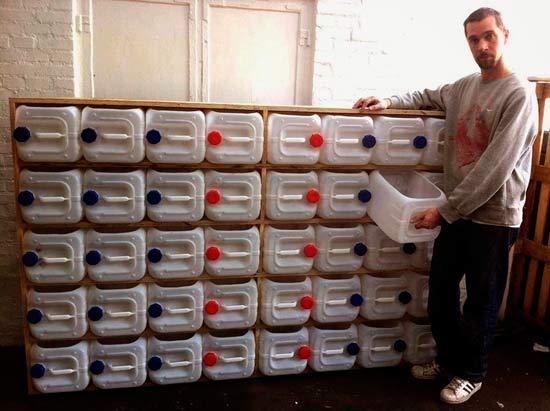 mueble de pared con bidones convertidos en cajones