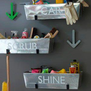 maceteros convertidos en estanterias para herramientas