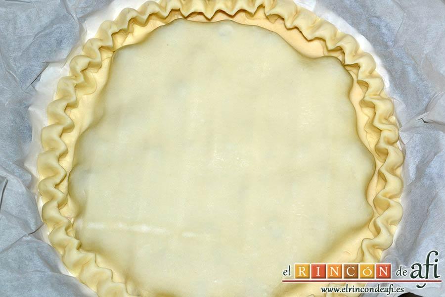 Pastel de cerezas, trabaja el borde con los dedos