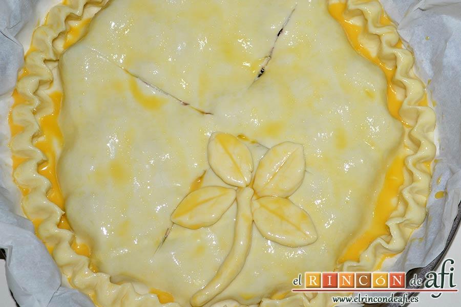 Pastel de cerezas, refrigerar una hora antes de hornearlo, hacer cortes en la masa y pintarla de huevo batido