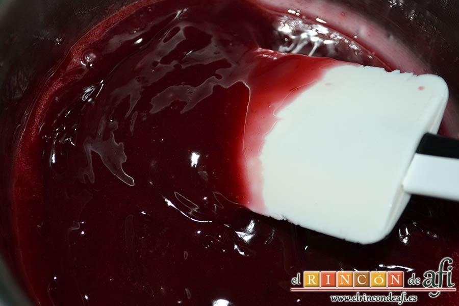 Pastel de cerezas, dejarlo al fuego hasta que espese