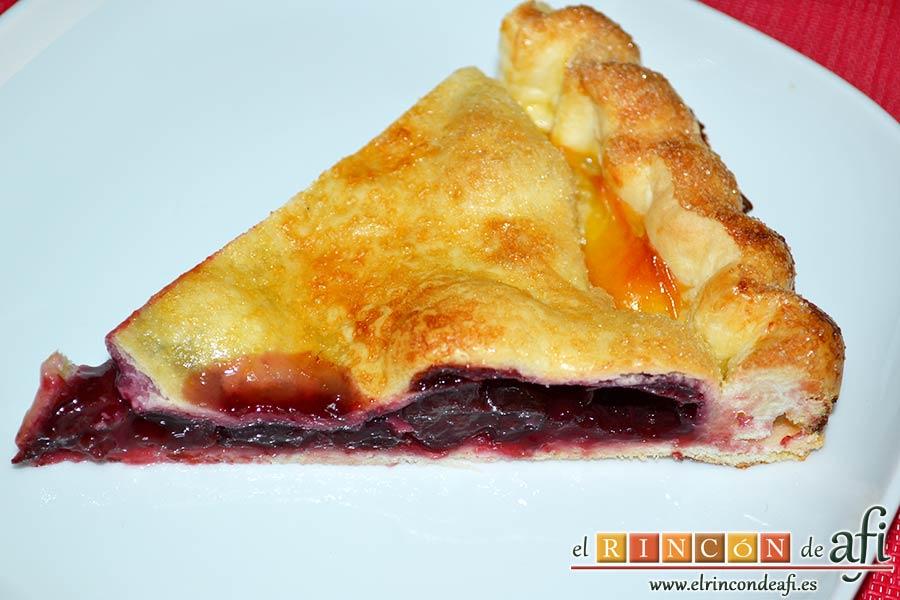 Pastel de cerezas, sirve en porciones