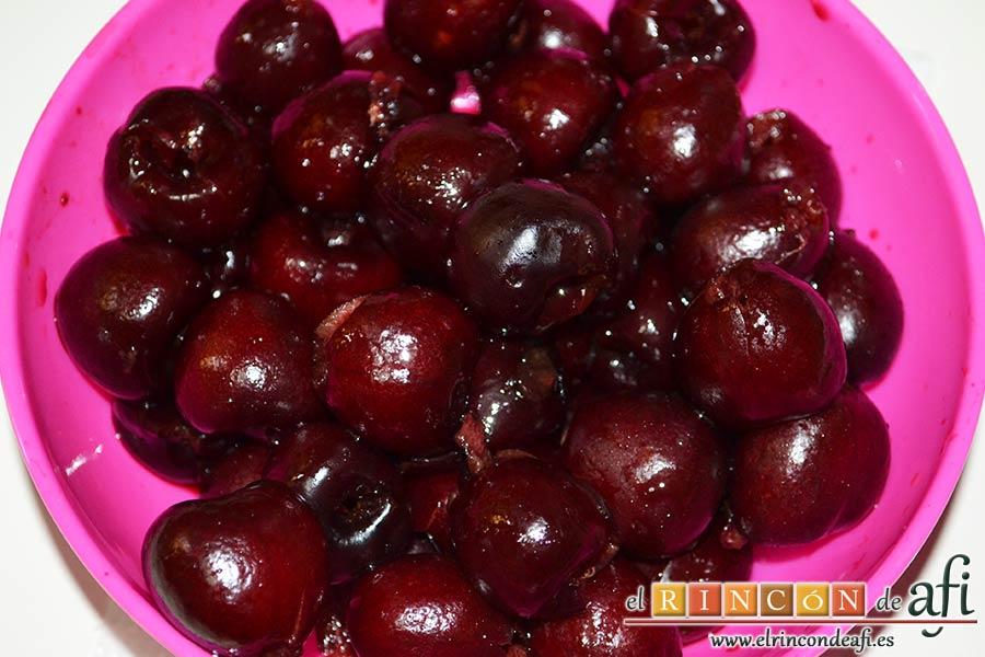 Pastel de cerezas, quitarles las pipas a las cerezas con ayuda de un palito