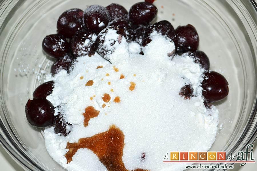 Pastel de cerezas, añadir el azúcar, la maizena, la pizca de sal, el extracto de vainilla y de almendras