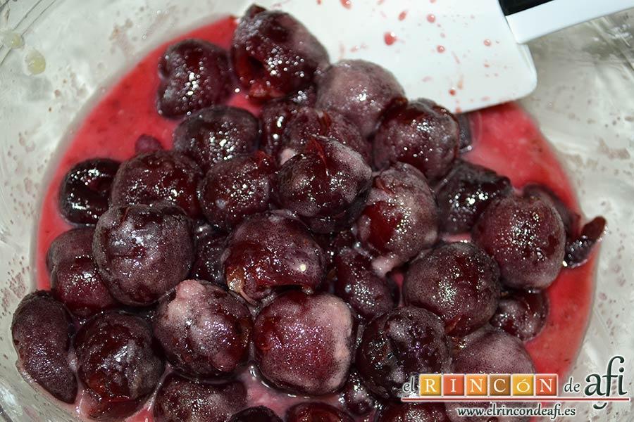 Pastel de cerezas, añadir la cucharada de zumo de limón y mezclar todo bien