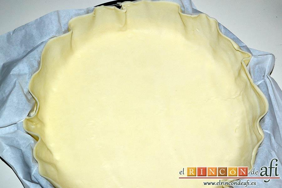 Pastel de cerezas, extender la lámina de masa quebrada en el molde forrado