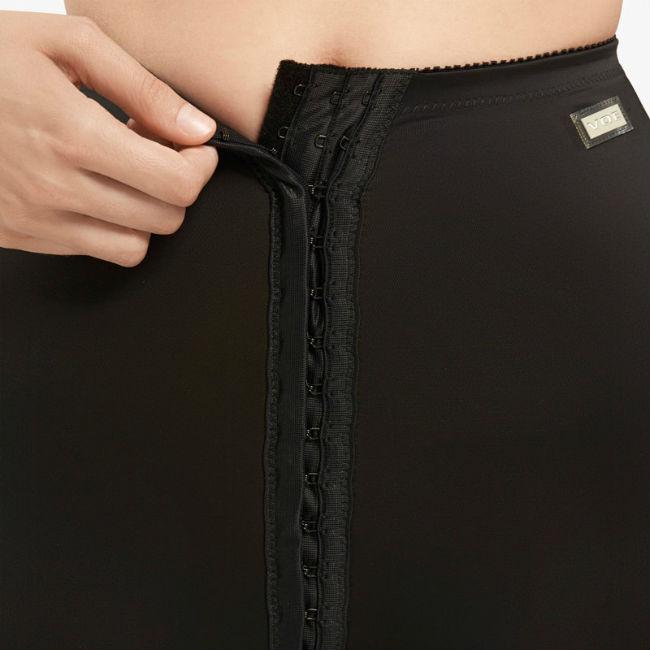 faja-voe-post-liposuccion-por-encima-de-rodillas-hasta-cintura-con-corchetes-detalle